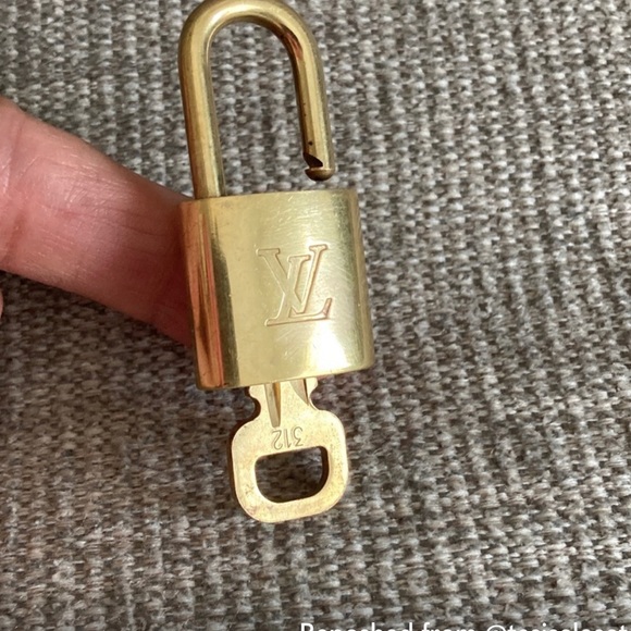 Louis Vuitton Lock/Key Set🌟🌟INCLUDES GOLD LINK CHAIN FOR $125 BUY NOW PRICE - Picture 8 of 8